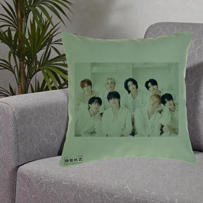 Perna Personalizata K-pop Stray Kids Foto Grup Alb All-White cu 8 Membrii, 40x40 cm, Verde, Husa Detasabila, Perna Inclusa, BEKZ®