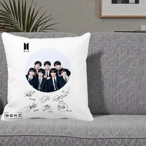 Perna Personalizata K-pop BTS Fotografie Grup Costum Negru si Autografe Cerc, 40x40 cm, Alba Mata, Husa Detasabila, Perna Inclusa, BEKZ®
