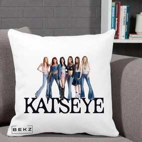Perna Personalizata K-pop KATSEYE Foto Grup Blugi, 40x40 cm, Alba Mata, Husa Detasabila, Perna Inclusa, BEKZ®