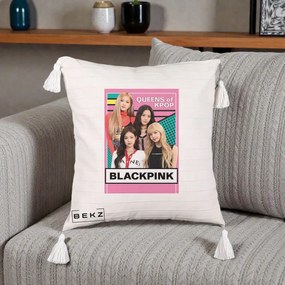 Perna Personalizata BLACKPINK Queens of Kpop, 40x40 cm, Bej cu Franjuri, Husa Detasabila, Perna Inclusa, BEKZ®