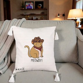 Perna Decorativa Pisica Cowboy Meowdy, 40x40 cm, Bej cu Franjuri, Husa Detasabila, Perna Inclusa, BEKZ®