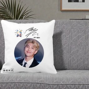 Perna Personalizata K-pop BTS RM Namjoon Portret Cerc cu Autograf, 40x40 cm, Alba Mata, Husa Detasabila, Perna Inclusa, BEKZ®