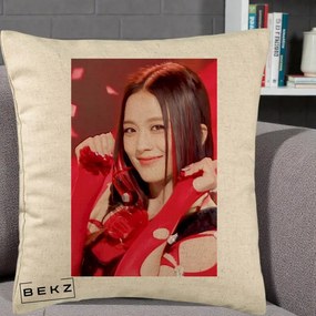 Perna Personalizata K-pop BLACKPINK Jisoo Rosu, 40x40 cm, Bej, Husa Detasabila, Perna Inclusa, BEKZ®