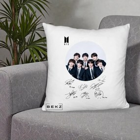 Perna Personalizata K-pop BTS Fotografie Grup Costum Negru si Autografe Cerc, 40x40 cm, Alb Pufos, Husa Detasabila, Perna Inclusa, BEKZ®