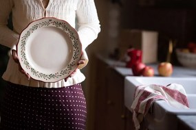 Farfurie din ceramică albă cu motiv de Crăciun pictat manual, margini ondulate, 28,5 cm, „Esther Lingonberry"