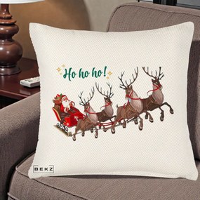 Perna Decorativa Ho Ho Ho Mos Craciun cu Sanie si Reni, 40x40 cm, Crem Reliefat, Husa Detasabila, Perna Inclusa, BEKZ®