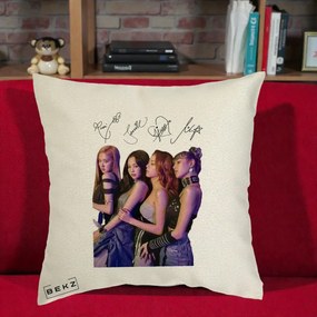 Perna Personalizata K-pop BLACKPINK Fotografie Grup Autografe Deasupra, 40x40 cm, Ecru, Husa Detasabila, Perna Inclusa, BEKZ®