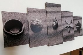 Tablou 5-piesei scoici pe o plajă cu nisip în design alb-negru