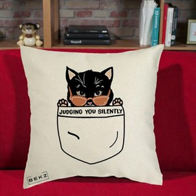 Perna Decorativa Judging You Silently Pisica Buzunar, 40x40 cm, Ecru, Husa Detasabila, Perna Inclusa, BEKZ®