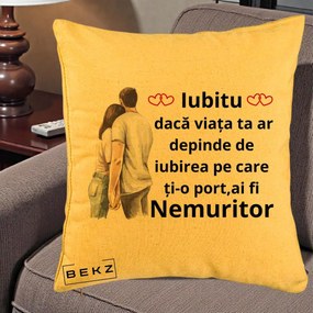 Cadou pentru Iubita - Perna Personalizata Iubitu Nemuritor cu Cuplu Acuarela si Inimi Rosii, 40x40 cm, Galben, Husa Detasabila, Perna Inclusa, BEKZ®