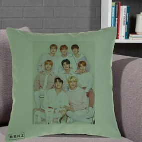 Perna Personalizata K-pop Stray Kids Foto Grup Pastel Roz-Alb cu 8 Membrii, 40x40 cm, Verde, Husa Detasabila, Perna Inclusa, BEKZ®