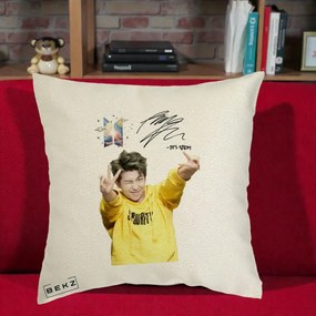 Perna Personalizata K-pop BTS RM Namjoon Hanorac Galben Autograf, 40x40 cm, Ecru, Husa Detasabila, Perna Inclusa, BEKZ®