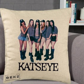 Perna Personalizata K-pop KATSEYE Grup Foto Tinute Gri, 40x40 cm, Bej, Husa Detasabila, Perna Inclusa, BEKZ®