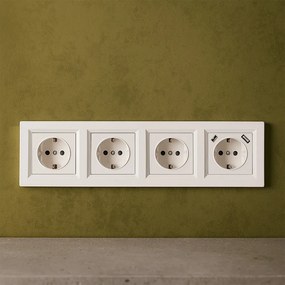 Priză Nova IV cu trei prize cu împământare și conector USB cu cadru alb