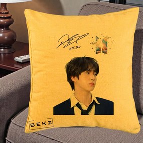 Perna Personalizata K-pop BTS Jin Portret Tinuta Albastra Autograf, 40x40 cm, Galben, Husa Detasabila, Perna Inclusa, BEKZ®