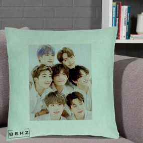 Perna Personalizata K-pop BTS Foto Grup Fete Albe, 40x40 cm, Verde Menta, Husa Detasabila, Perna Inclusa, BEKZ®