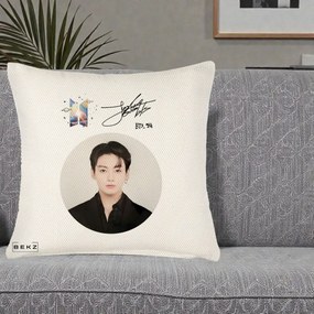 Perna Personalizata K-pop BTS Jungkook Portret cu Autograf, 40x40 cm, Crem Reliefat, Husa Detasabila, Perna Inclusa, BEKZ®