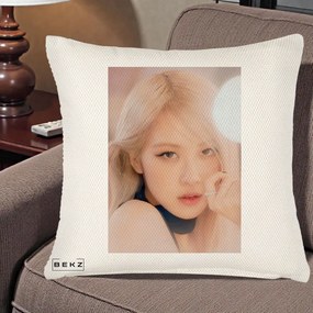 Perna Personalizata K-pop BLACKPINK Rose Blond cu Inel Roz Pastel, 40x40 cm, Crem Reliefat, Husa Detasabila, Perna Inclusa, BEKZ®