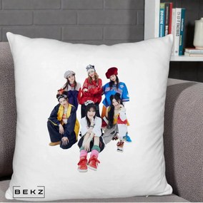 Perna Personalizata Grup K-pop Fete Streetwear Foto, 40x40 cm, Alb Pufos, Husa Detasabila, Perna Inclusa, BEKZ®