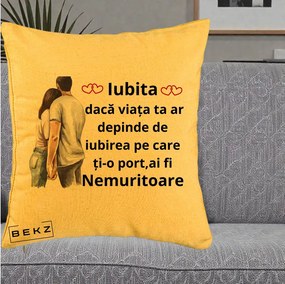 Cadou pentru Iubita - Perna Personalizata Iubita Nemuritoare cu Cuplu Acuarela Roz si Inimi, 40x40 cm, Galben, Husa Detasabila, Perna Inclusa, BEKZ®