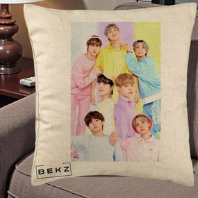 Perna Personalizata K-pop BTS Foto Grup Pastel Colorat cu 7 Membrii, 40x40 cm, Bej, Husa Detasabila, Perna Inclusa, BEKZ®