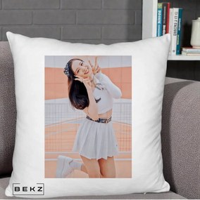 Perna Personalizata K-pop BLACKPINK Nayeon/Jisoo Tenis Alb, 40x40 cm, Alb Pufos, Husa Detasabila, Perna Inclusa, BEKZ®