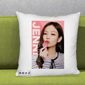 Perna Personalizata K-pop BLACKPINK Jennie cu Semnatura si Fond Roz, 40x40 cm, Alb Pufos, Husa Detasabila, Perna Inclusa, BEKZ®