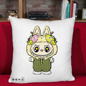 Perna Personalizata Labubu Galben cu Mere si Salopeta, 40x40 cm, Alb Pufos, Husa Detasabila, Perna Inclusa, BEKZ®