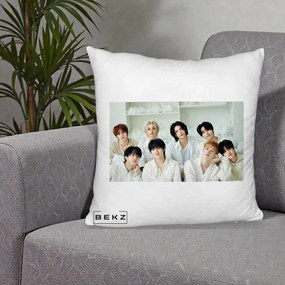 Perna Personalizata K-pop Stray Kids Foto Grup All-White Landscape, 40x40 cm, Alb Pufos, Husa Detasabila, Perna Inclusa, BEKZ®