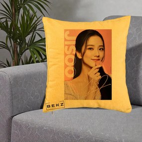 Perna Personalizata K-pop BLACKPINK Jisoo cu Semnatura si Fond Roz, 40x40 cm, Galben, Husa Detasabila, Perna Inclusa, BEKZ®