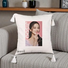 Perna Personalizata K-pop BLACKPINK Jisoo cu Semnatura si Fond Roz, 40x40 cm, Bej cu Franjuri, Husa Detasabila, Perna Inclusa, BEKZ®