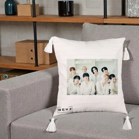 Perna Personalizata K-pop Stray Kids Foto Grup Alb All-White cu 8 Membrii, 40x40 cm, Bej cu Franjuri, Husa Detasabila, Perna Inclusa, BEKZ®