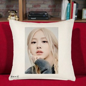 Perna Personalizata K-pop BLACKPINK Rose cu Jucarie de Plus, 40x40 cm, Crem Reliefat, Husa Detasabila, Perna Inclusa, BEKZ®