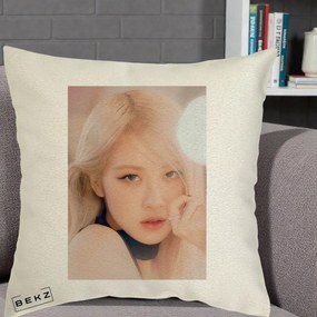 Perna Personalizata K-pop BLACKPINK Rose Blond cu Inel Roz Pastel, 40x40 cm, Ecru, Husa Detasabila, Perna Inclusa, BEKZ®