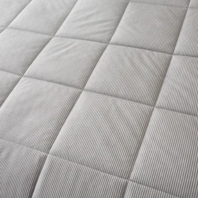 Cuvertură gri deschis matlasată din micropluș pentru pat dublu 200x220 cm Cosy Cord – Catherine Lansfield