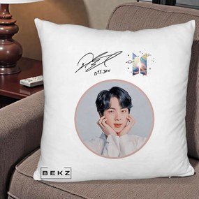 Perna Personalizata K-pop BTS Jin Portret cu Autograf, 40x40 cm, Alb Pufos, Husa Detasabila, Perna Inclusa, BEKZ®