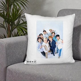 Perna Personalizata K-pop Stray Kids Foto Grup Alb cu 8 Membrii de Sus, 40x40 cm, Alb Pufos, Husa Detasabila, Perna Inclusa, BEKZ®