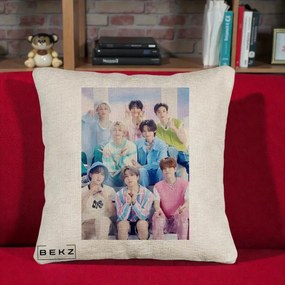 Perna Personalizata K-Pop Grup Foto Pasteluri cu 8 Artisti, 40x40 cm, Bej Canapea, Husa Detasabila, Perna Inclusa, BEKZ®