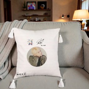 Perna Personalizata K-pop BTS Suga Portret cu Autograf, 40x40 cm, Bej cu Franjuri, Husa Detasabila, Perna Inclusa, BEKZ®