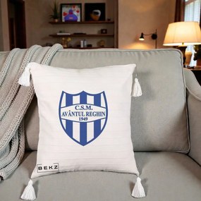 Perna Personalizata CSM Avantul Reghin 1949, 40x40 cm, Bej cu Franjuri, Husa Detasabila, Perna Inclusa, BEKZ®