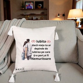 Cadou pentru Iubita - Perna Personalizata Iubita Nemuritoare cu Cuplu Acuarela Roz si Inimi, 40x40 cm, Bej cu Franjuri, Husa Detasabila, Perna Inclusa, BEKZ®