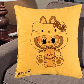 Perna Personalizata Labubu x Hello Kitty Maro-Vintage, 40x40 cm, Galben, Husa Detasabila, Perna Inclusa, BEKZ®