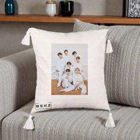 Perna Personalizata K-pop BTS Foto Grup All-White Elegant, 40x40 cm, Bej cu Franjuri, Husa Detasabila, Perna Inclusa, BEKZ®