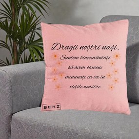 Cadou pentru Nasi - Perna Personalizata Dragii Nostri Nasi Suntem Binecuvantati cu Floricele, 40x40 cm, Roz, Husa Detasabila, Perna Inclusa, BEKZ®