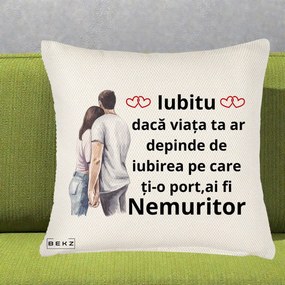 Cadou pentru Iubita - Perna Personalizata Iubitu Nemuritor cu Cuplu Acuarela si Inimi Rosii, 40x40 cm, Crem Reliefat, Husa Detasabila, Perna Inclusa, BEKZ®