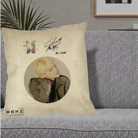 Perna Personalizata K-pop BTS Suga Portret cu Autograf, 40x40 cm, Crem, Husa Detasabila, Perna Inclusa, BEKZ®