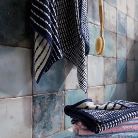 Prosop alb/albastru din amestec de bambus din frotir 70x140 cm Nuance – JUNA