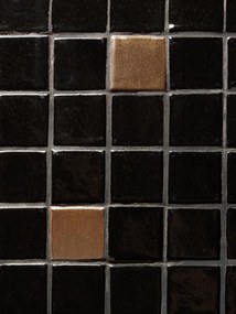 Măsuță de cafea dreptunghiulară din ceramică, negru și auriu, cu mozaic din plăcuțe aurii și laterale pline, 32 x 80 x 53 cm, „Alpha”