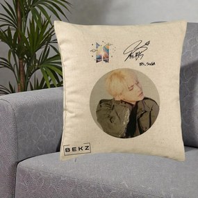 Perna Personalizata K-pop BTS Suga Portret cu Autograf, 40x40 cm, Bej, Husa Detasabila, Perna Inclusa, BEKZ®