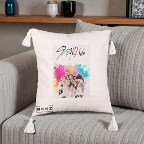 Perna Personalizata K-pop Stray Kids cu Splash Multicolor, 40x40 cm, Bej cu Franjuri, Husa Detasabila, Perna Inclusa, BEKZ®